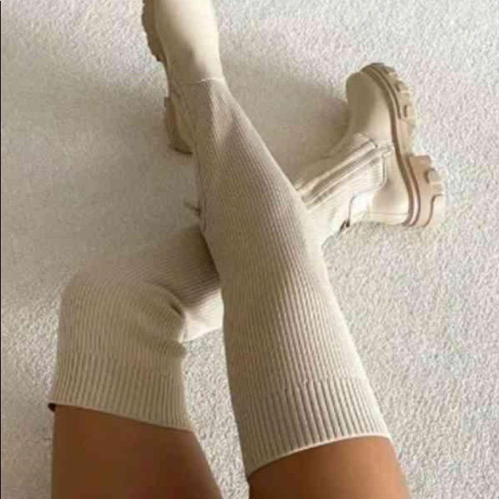 Flat boots with thick sole and breathable knitting.